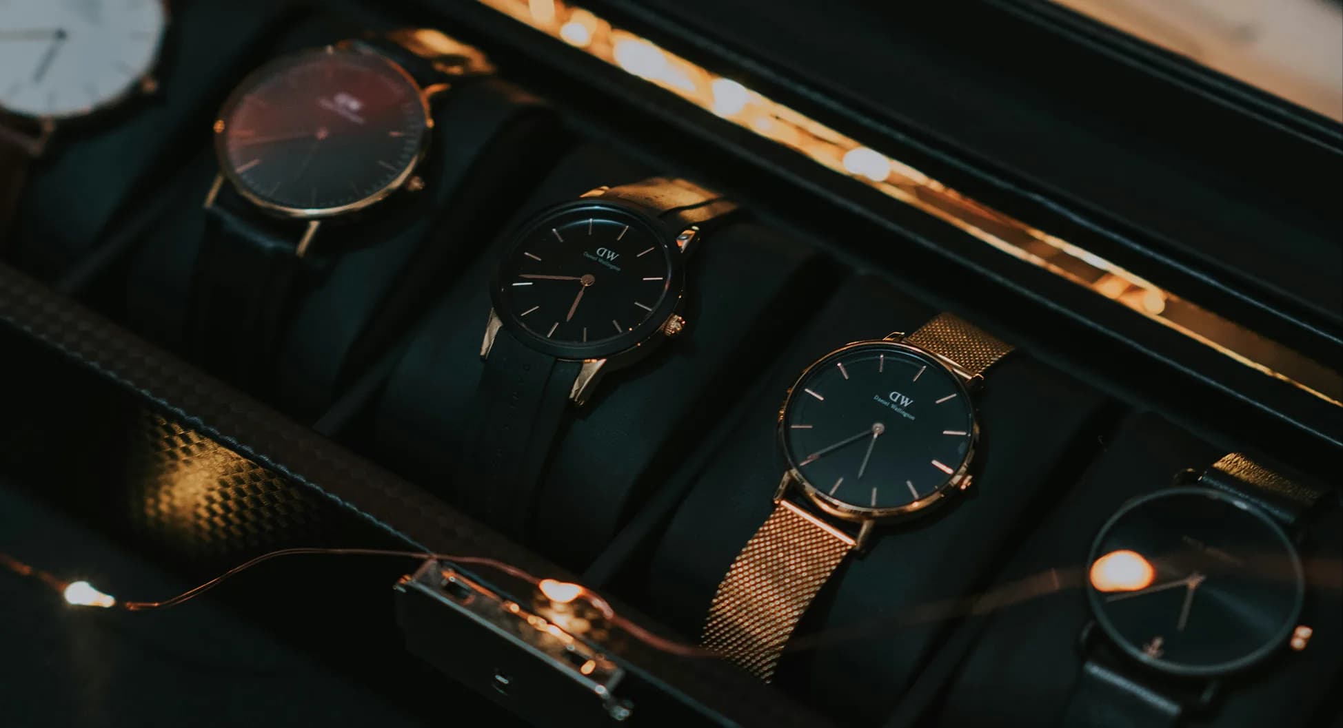 Colección de relojes de lujo exhibidos en una vitrina