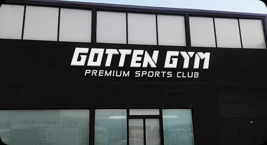 Logotipo de Gotten Gym aplicado en la fachada del gimnasio
