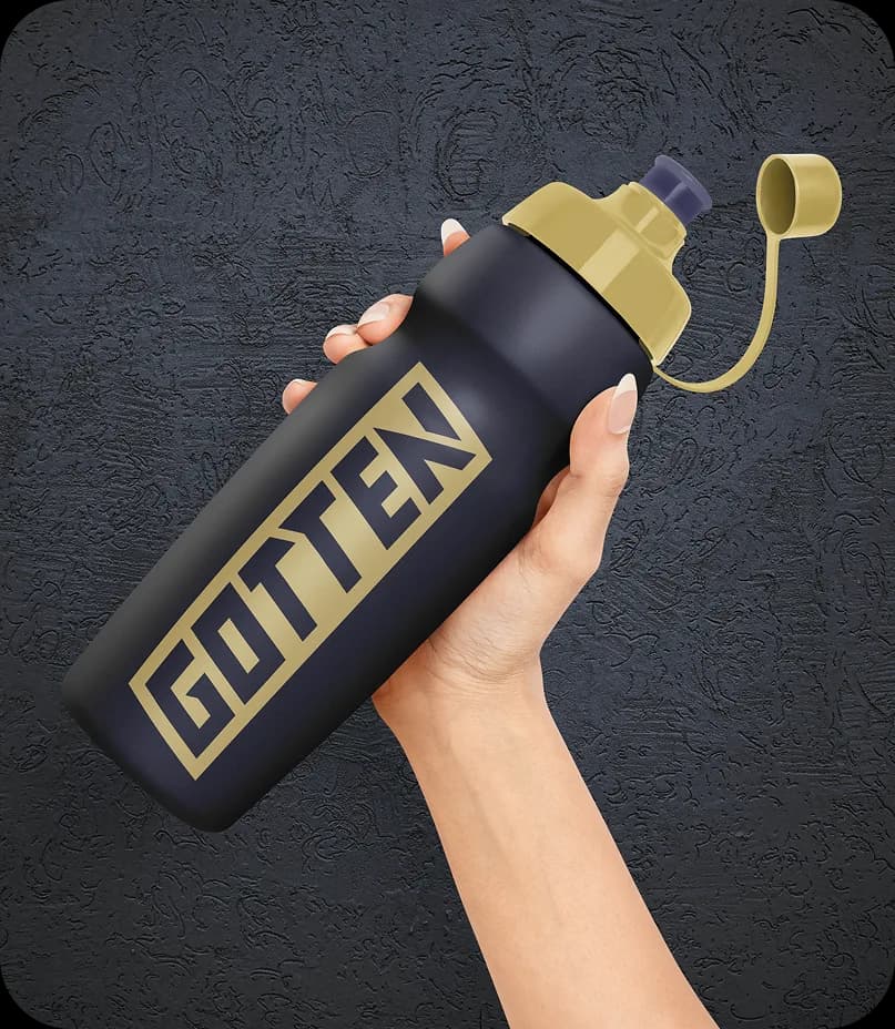 Logotipo de Gotten aplicado en una botella deportiva negra y dorada