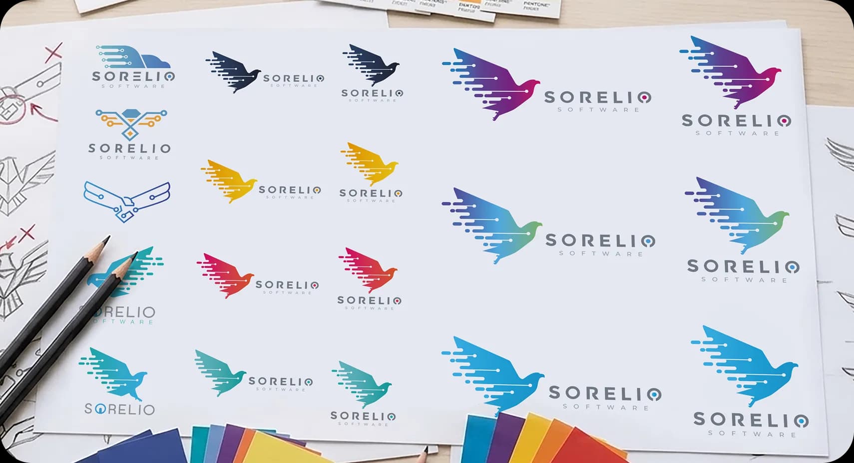 Exploraciones del logotipo de Sorelio combinando distintas formas, colores y representaciones del águila